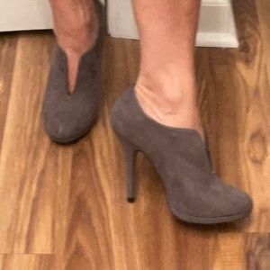 Gray faux suede booty/pumps